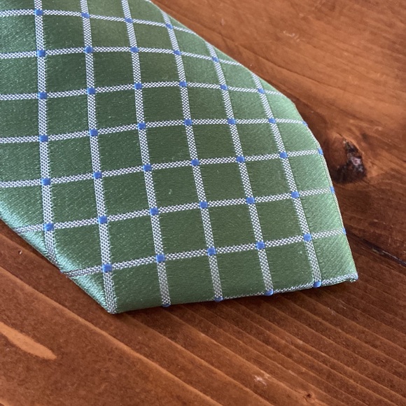 Nautica tie, new with tags! Green, white and blue with a sheen to the fabric! - Picture 2 of 4